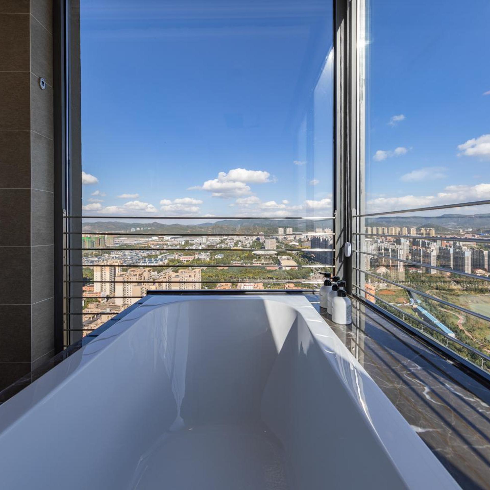 Atour Hotel Kunming South High Speed Railway Station University Town 40/56