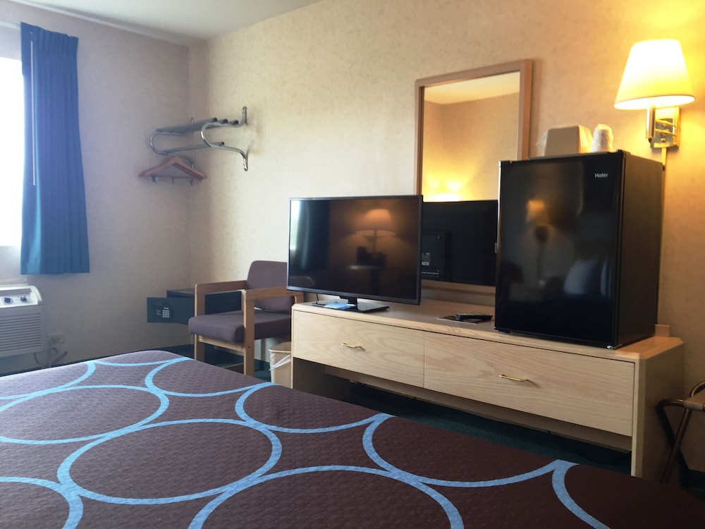 Super 8 By Wyndham Canandaigua 17/23