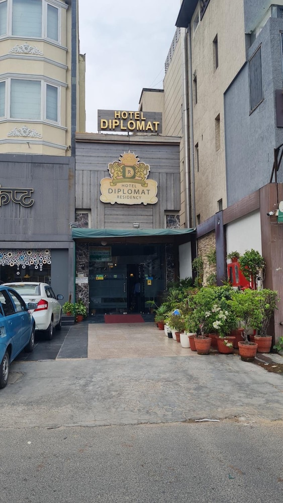 Diplomat Residency 44/46