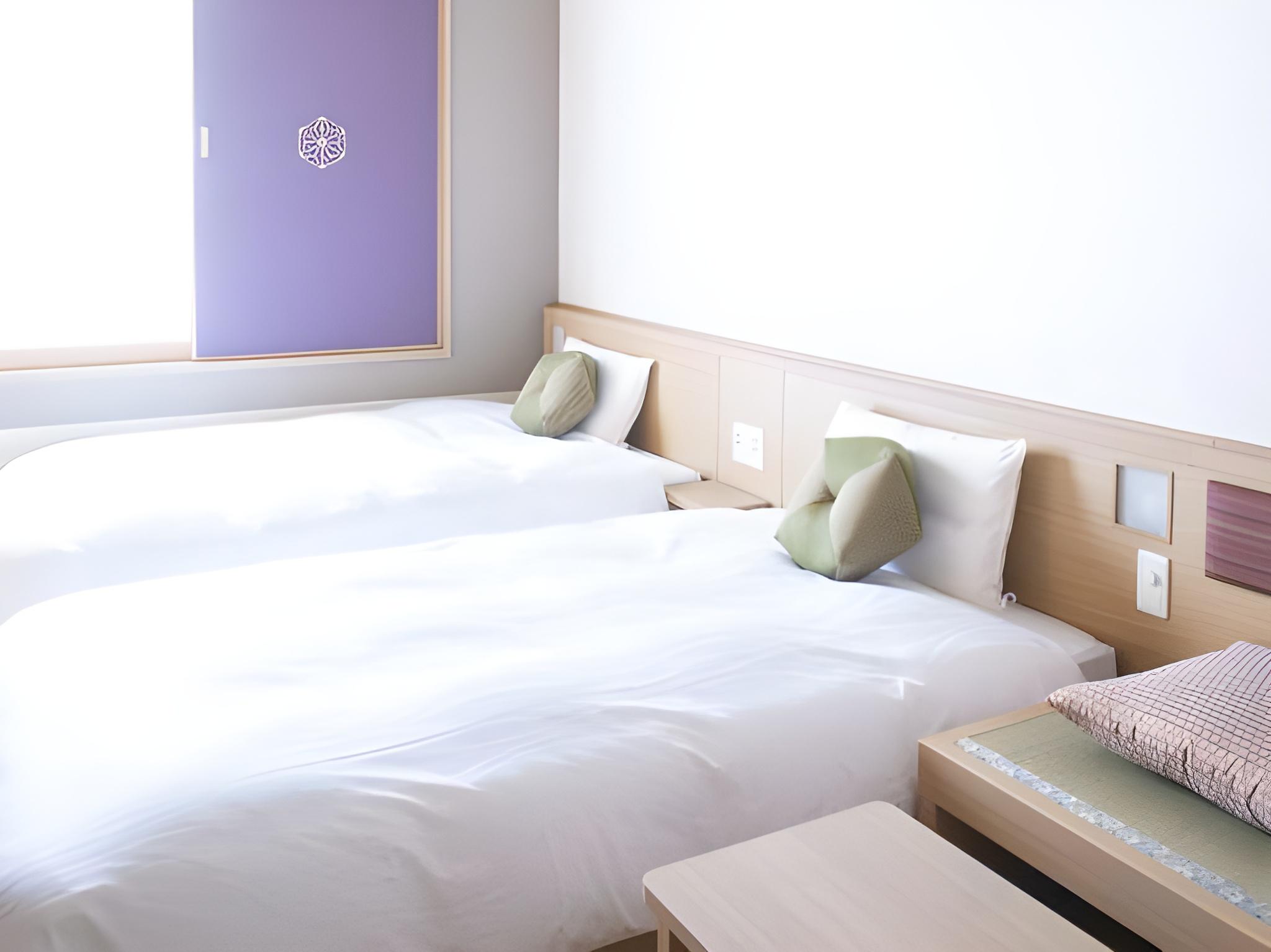 Room, Twin Beds, No Window