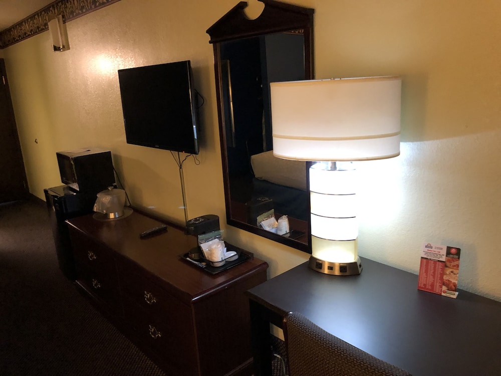 Days Inn & Suites by Wyndham Youngstown / Girard Ohio 37/39