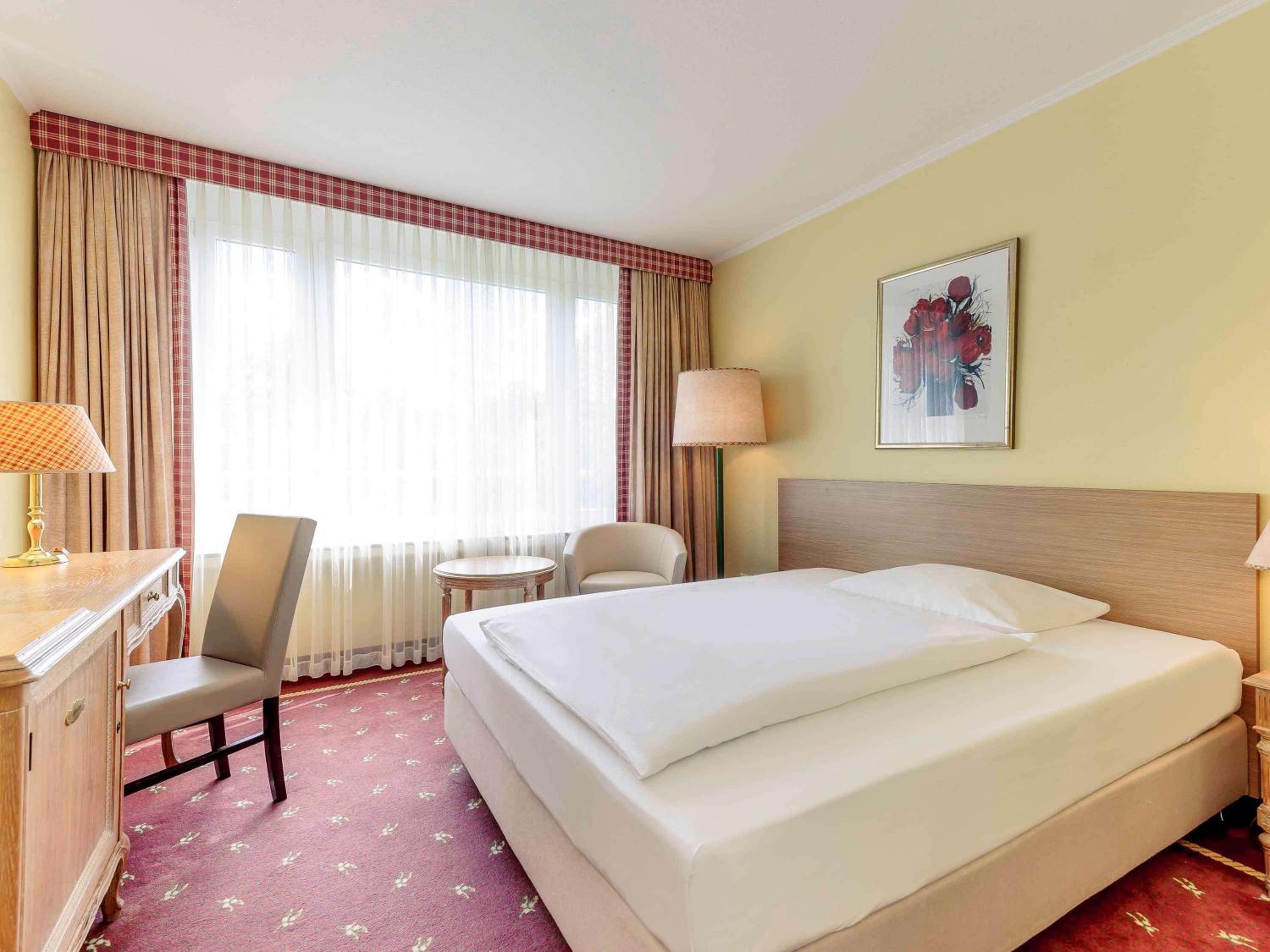 Standard, Queen Bed
