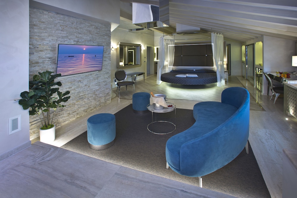 Vip's Motel Luxury Accommodation & Spa 48/72