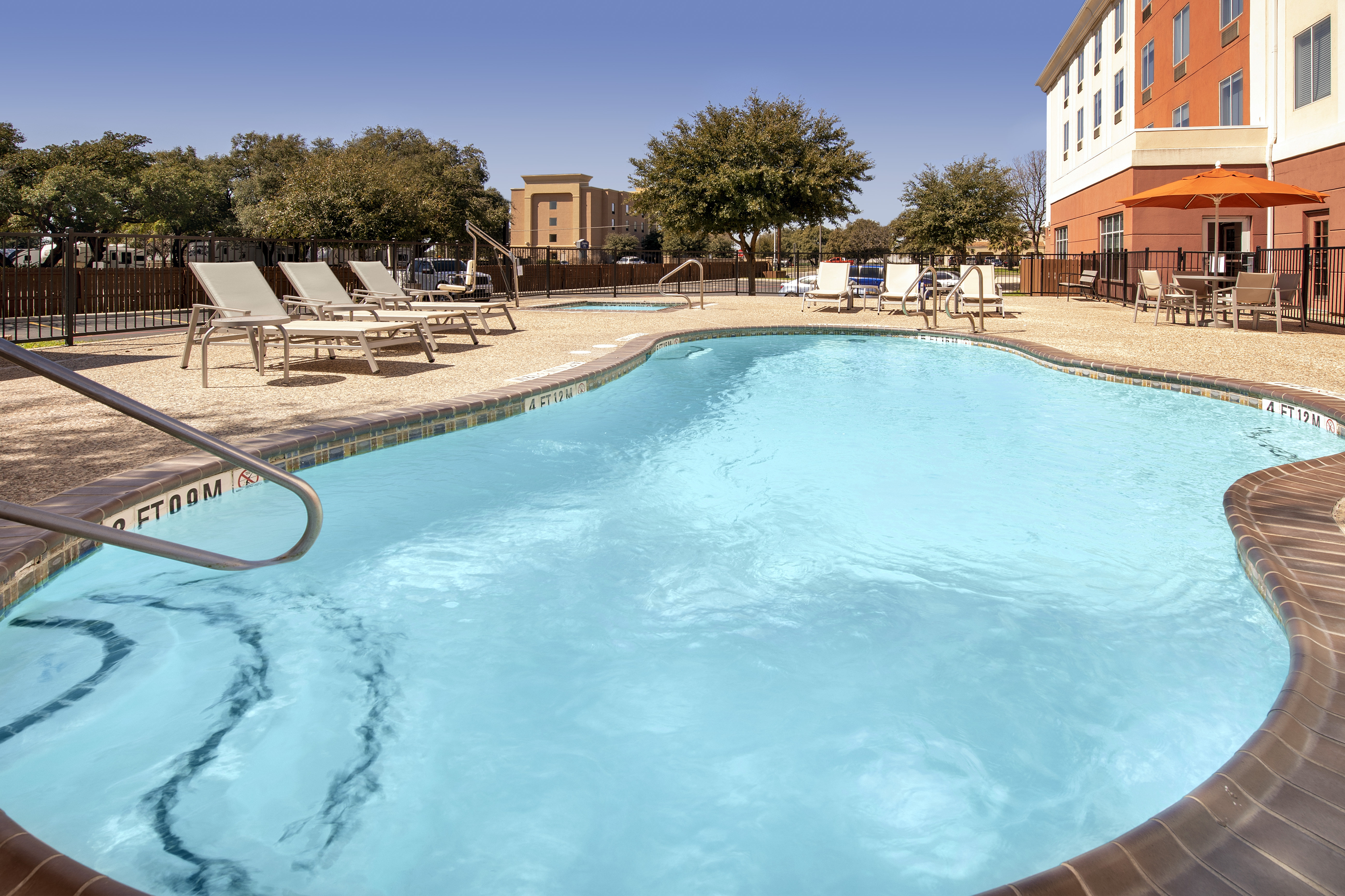Holiday Inn Express Hotel Suites Uvalde 33/55