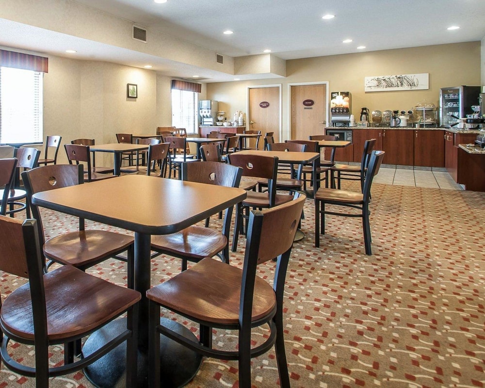Sleep Inn Suites Green Bay Airport 24/36