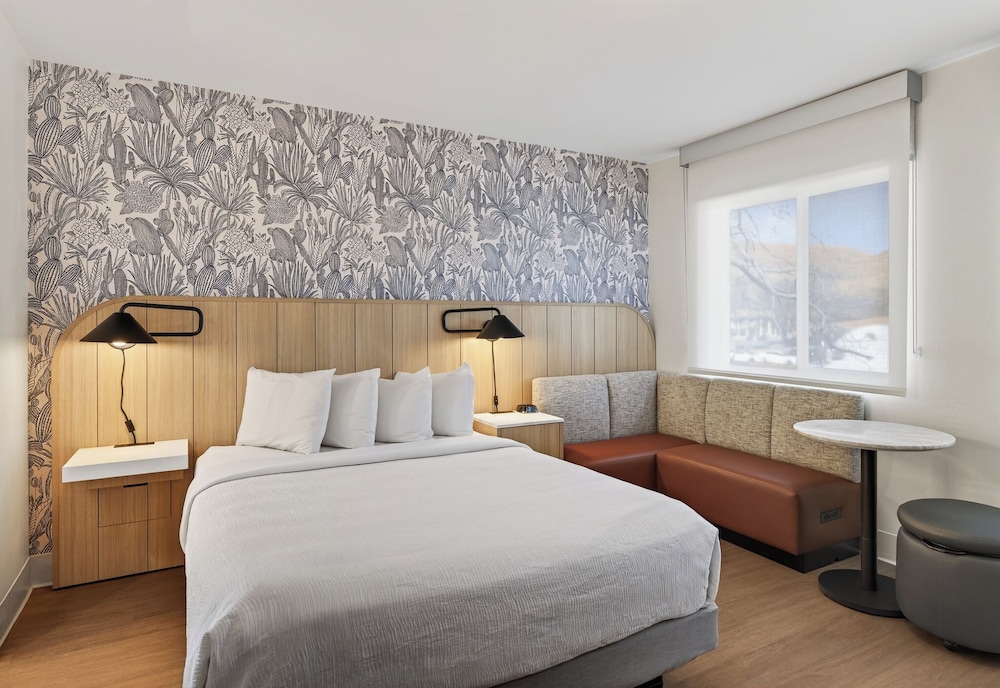 SUPERIOR, QUEEN BED