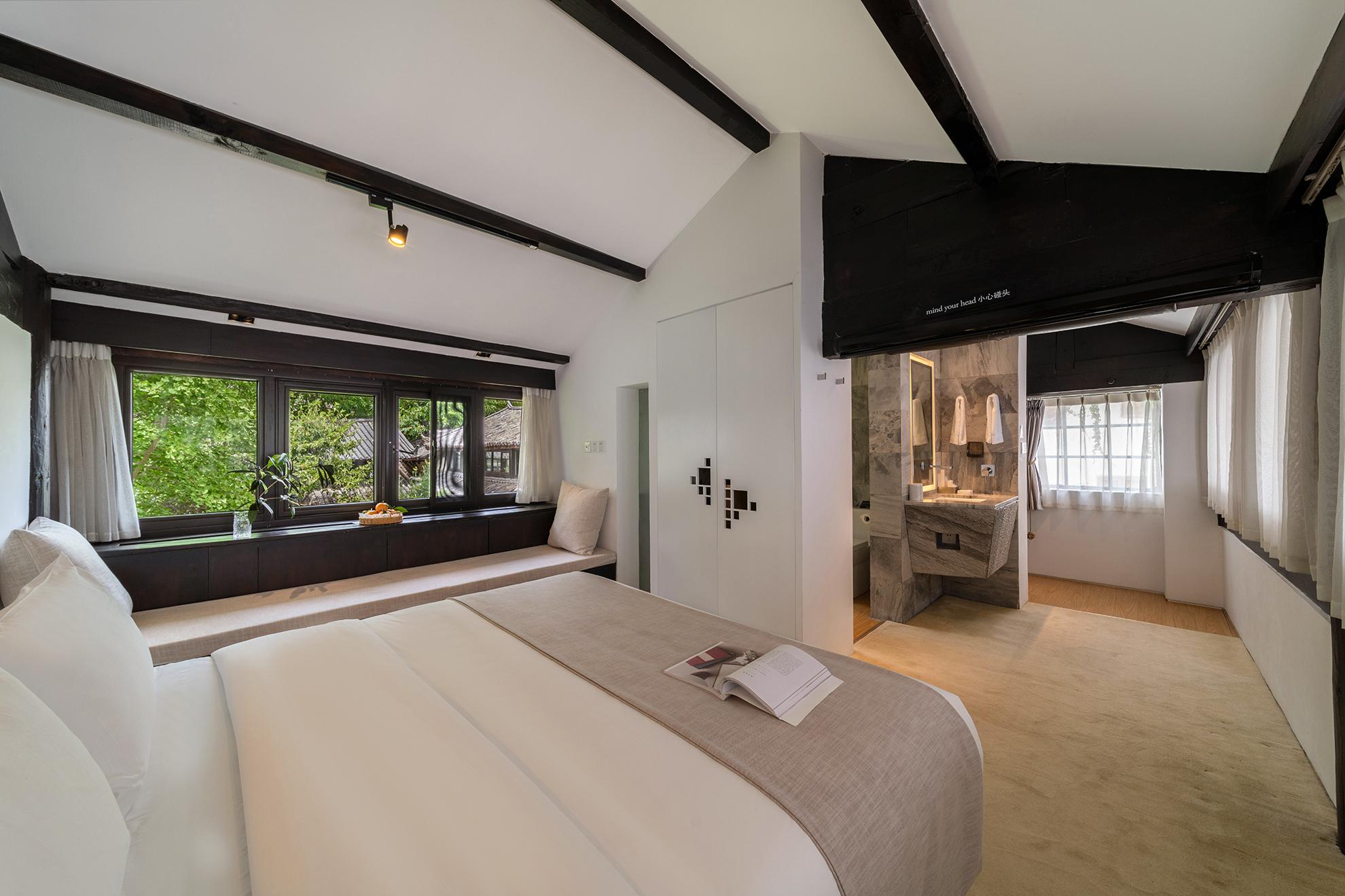 Feature, Queen Bed