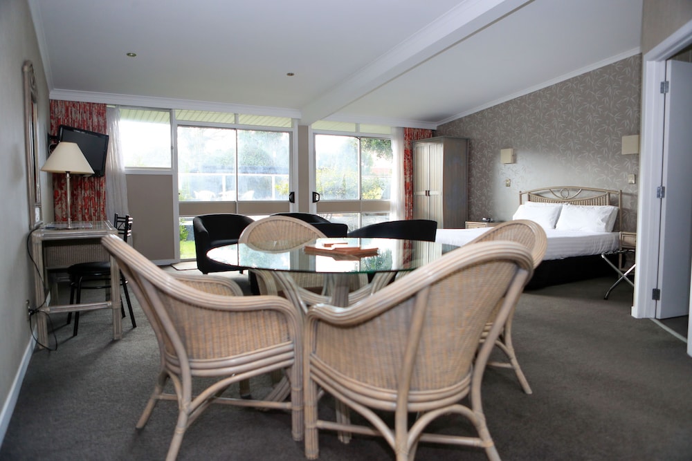 The Avenue Hotel 46/51