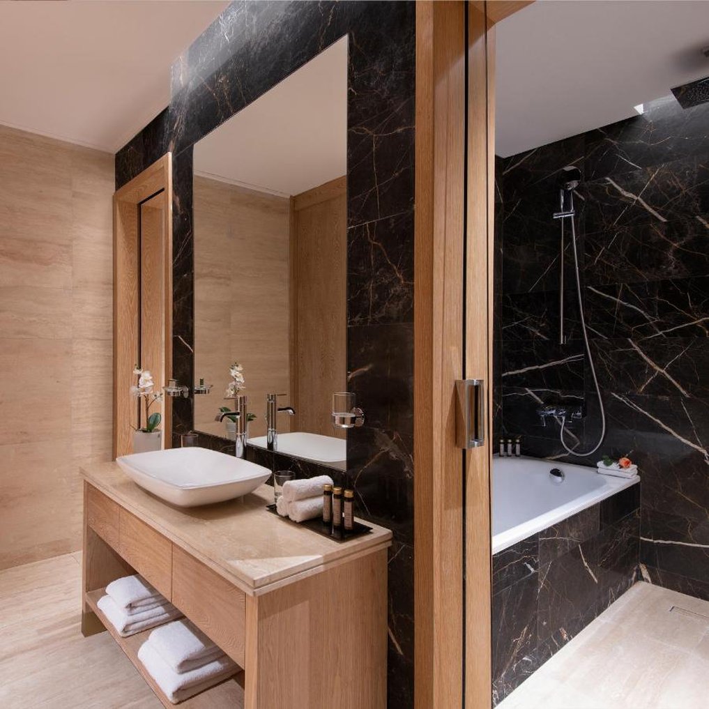 The Bentley Luxury Hotel and Suites Doha 56/60