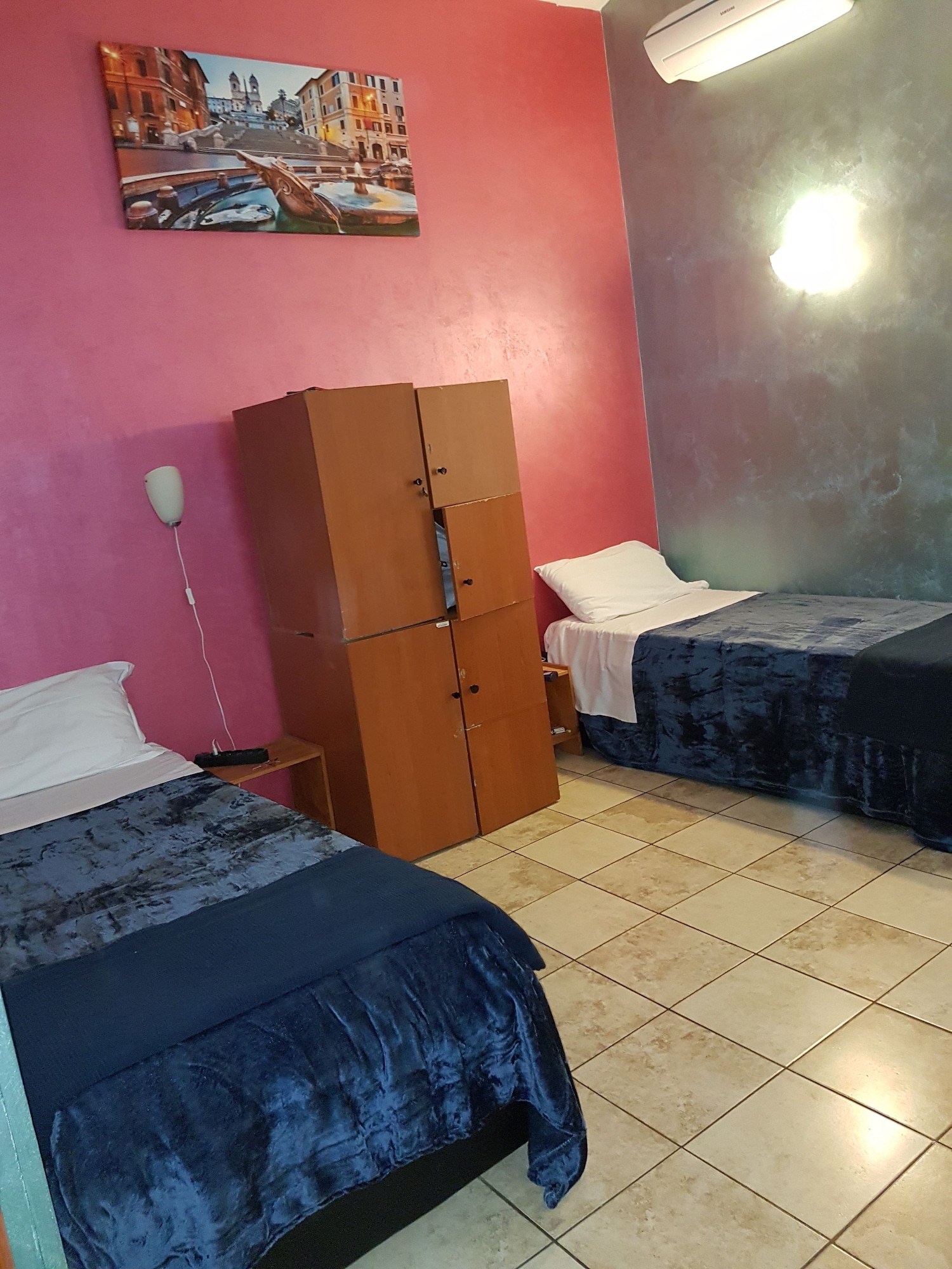 سكن مشترك مختلط بحمام خاص، Roman Holidays Hostel 2/3
