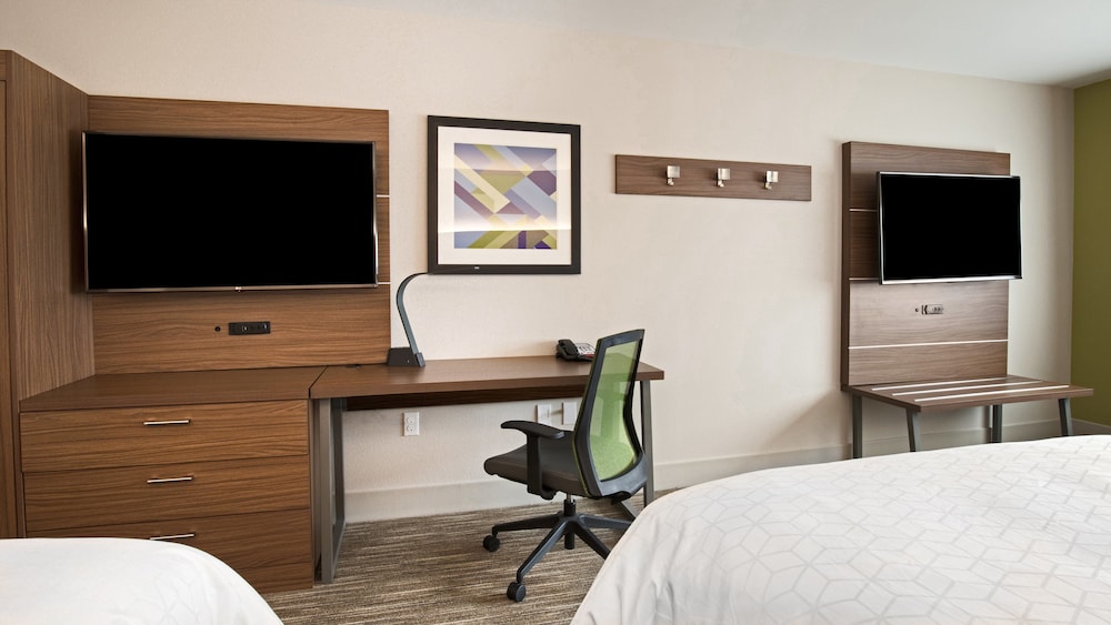 Holiday Inn Express Suites Racine 53/63