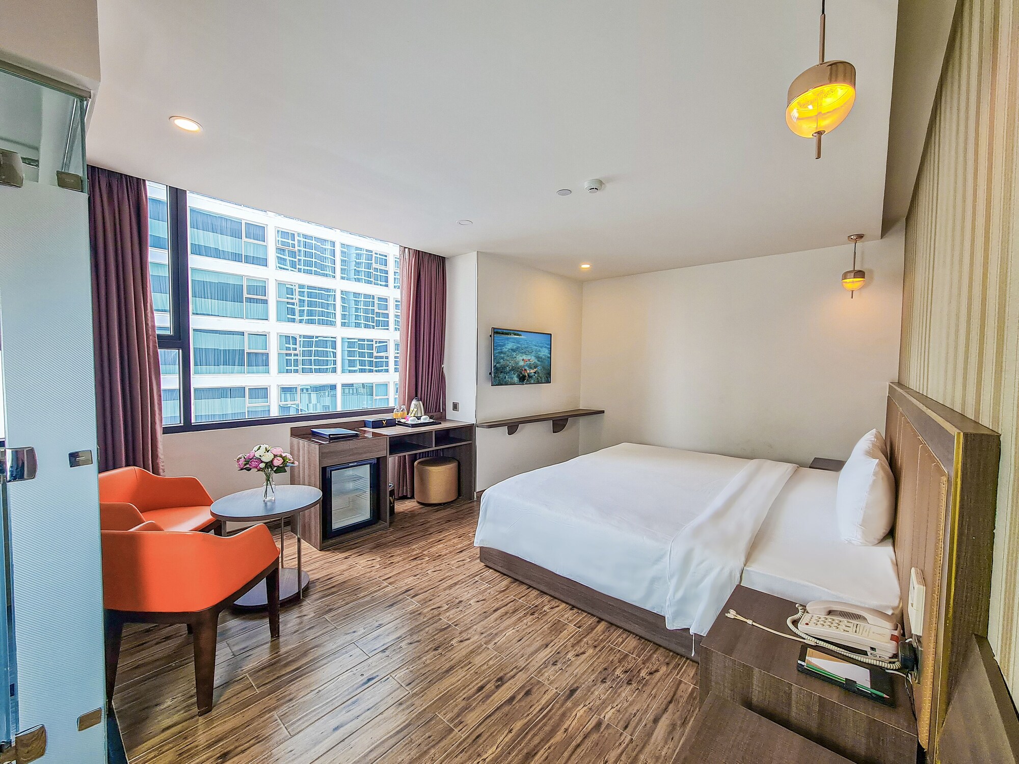 DELUXE, DOUBLE OR TWIN BED, CITY VIEW
