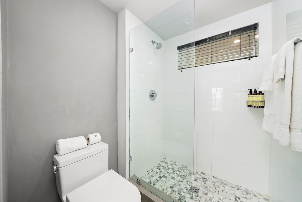 Riviera Suites South Beach 62/65