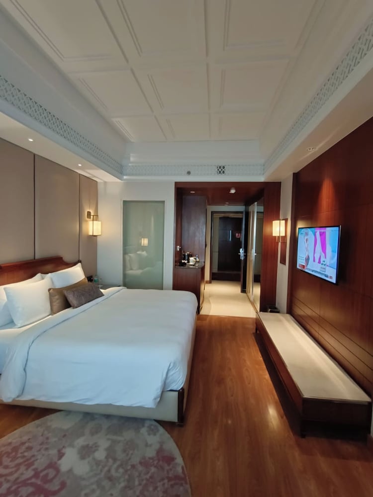 DELUXE VALLEY VIEW ROOM