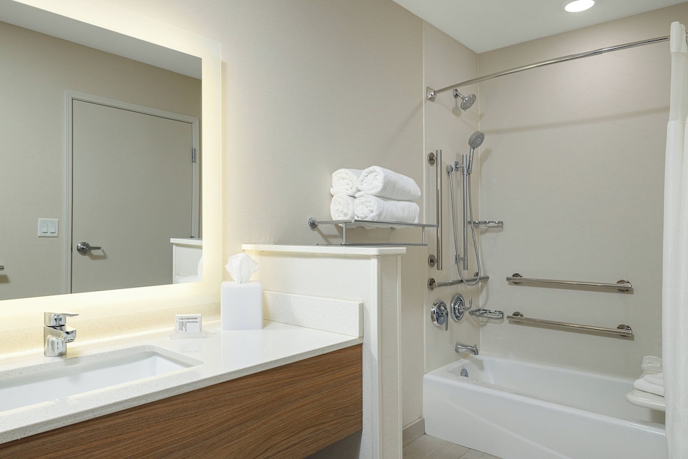Fairfield Inn Suites Salina 38/40