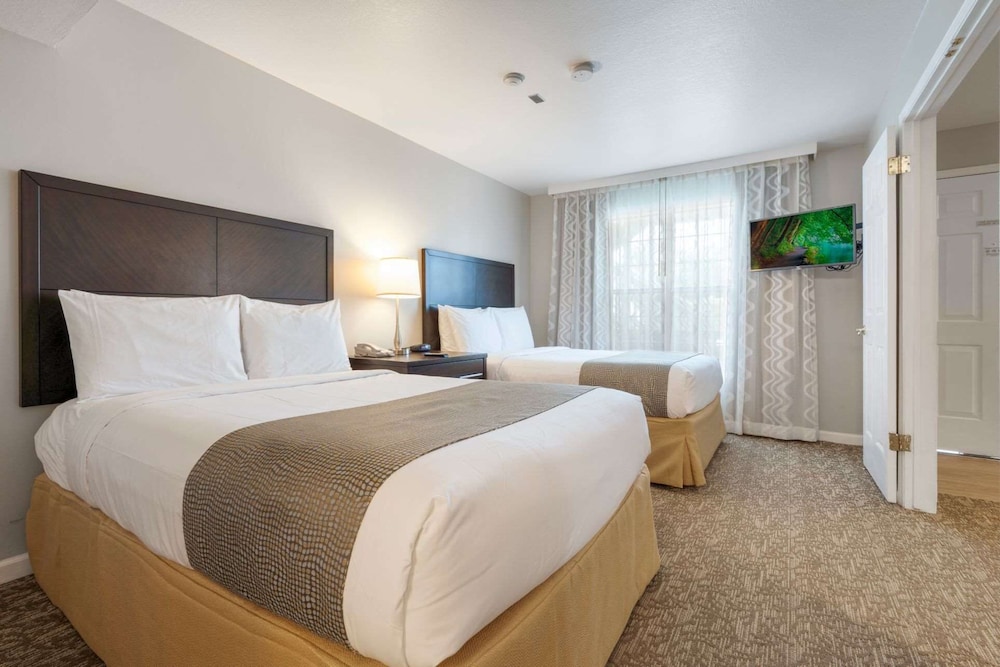 Chase Suite Hotel Newark 4/52