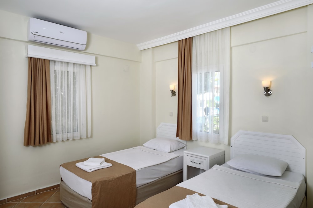 Summer Garden Suites And Beach Hotel 24/59