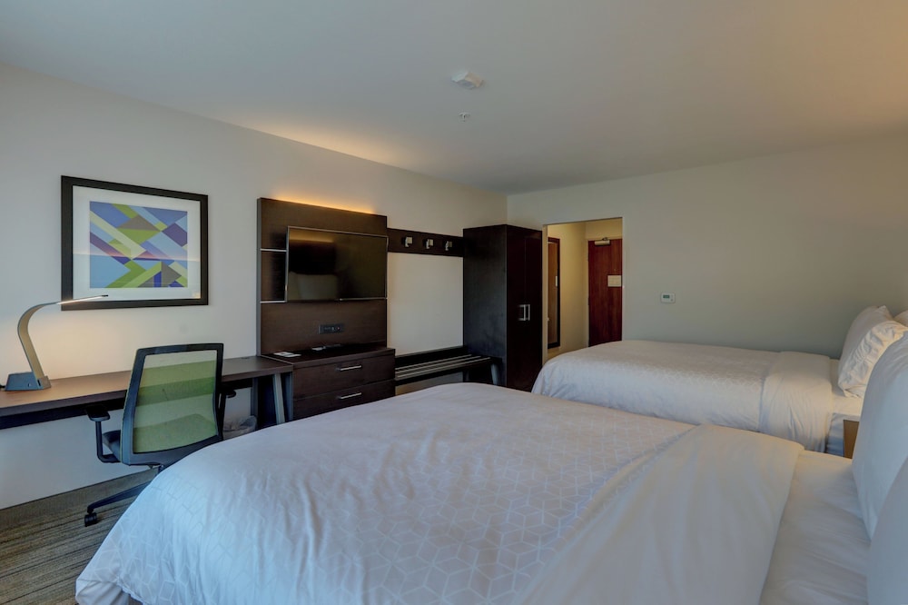 Standard, 2 Queen Beds, Holiday Inn Express & Suites Auburn Downtown 3/4