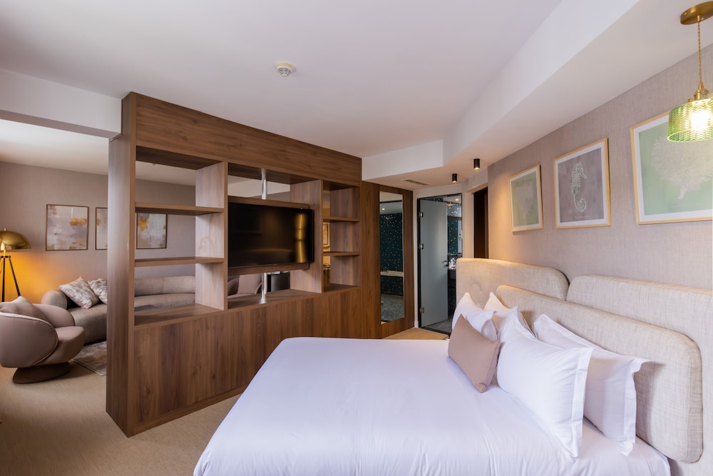 Executive Suite, King Size Bed, Pool View