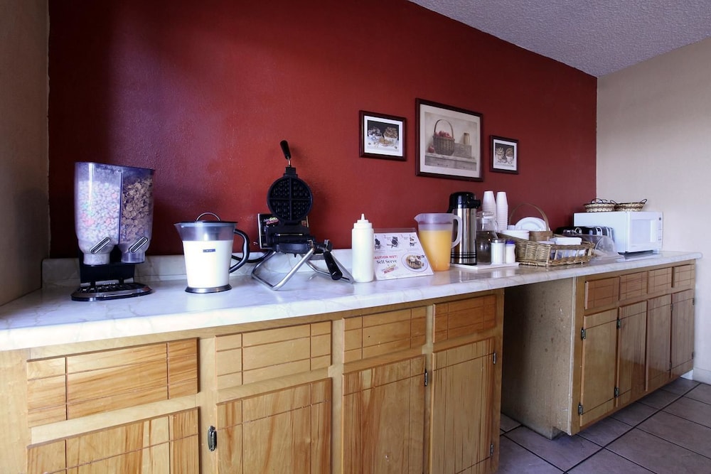 Americas Best Value Inn-Malvern 16/21