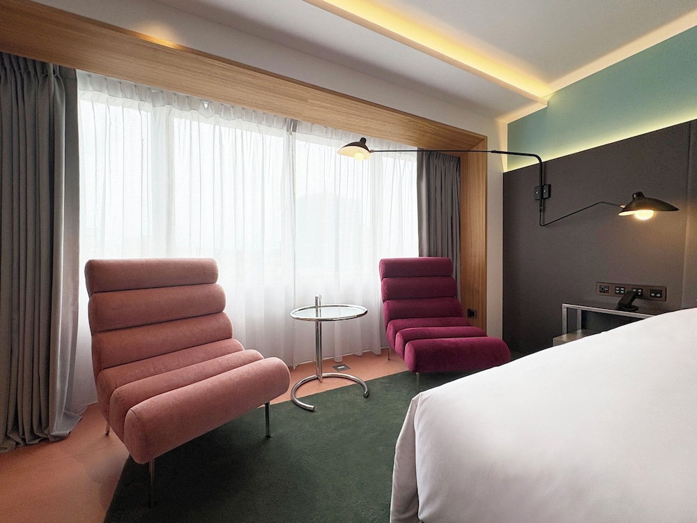 PREMIER, QUEEN BED