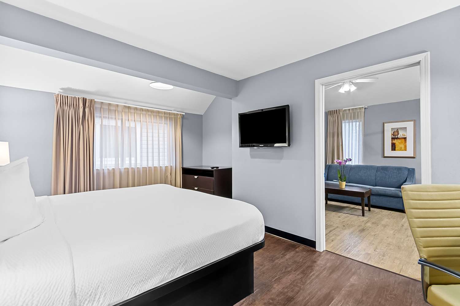 Suite, 2 King Beds, 2 Bathrooms, Sofa, Kitchen