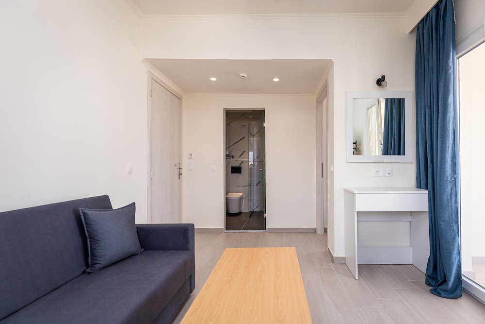 Aqua Luxury Suites 55/76