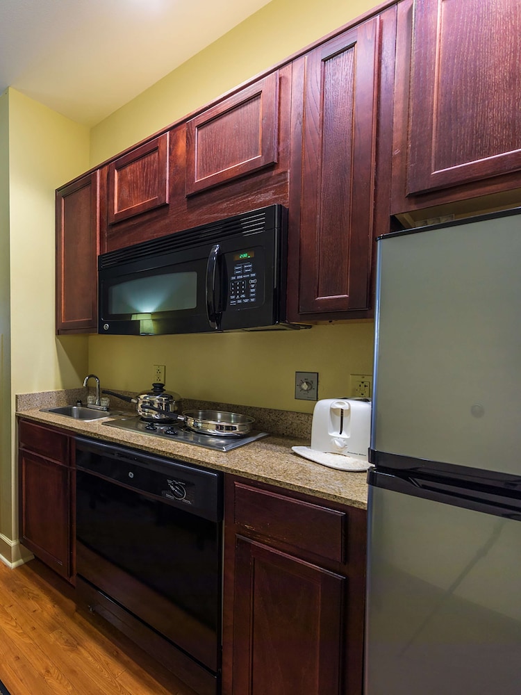 Crestwood Suites Lakeland 54/63