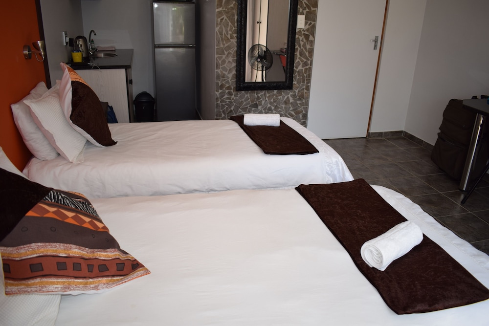 Oppi Hoek Guesthouse 3/26