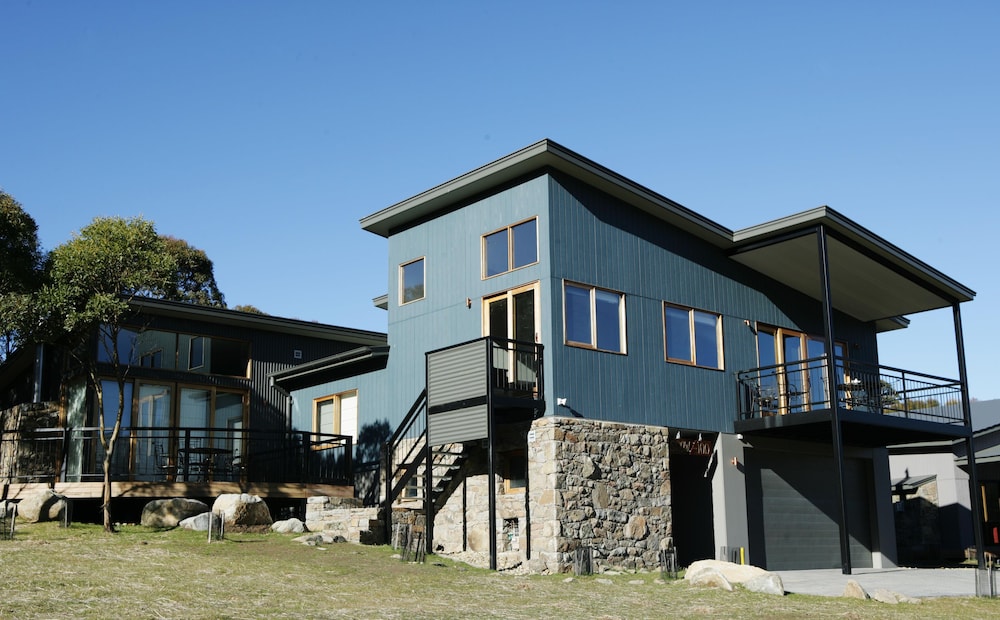 Oaks Lake Crackenback Resort 12/89