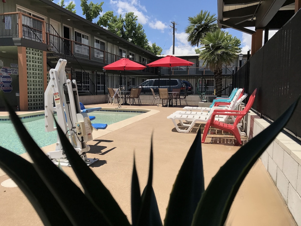 Thunderbird Lodge 13/71