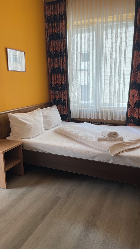 ROOM, SINGLE