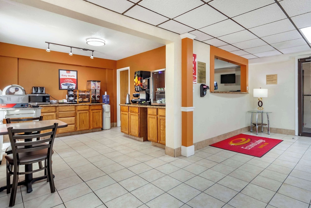 Econo Lodge Hays I-70 43/54
