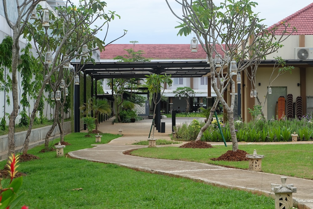 Front One Akshaya Hotel Karawang 58/61