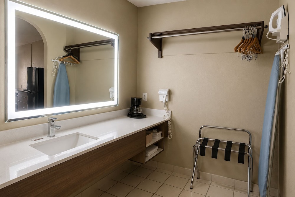 Stratford House Inn and Suites 45/51