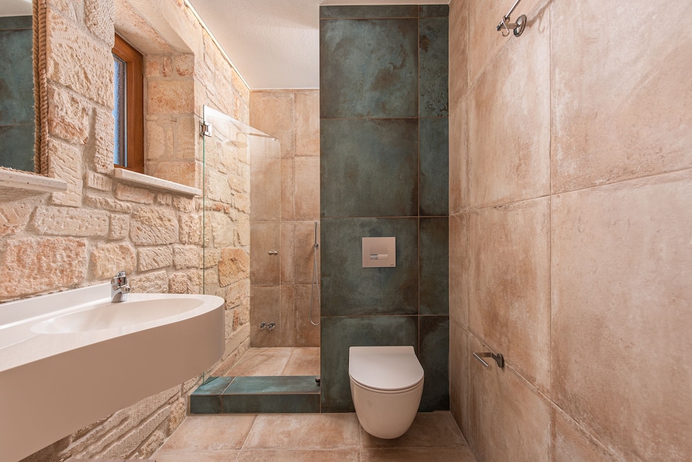 Mint Retreat Suites 40/42