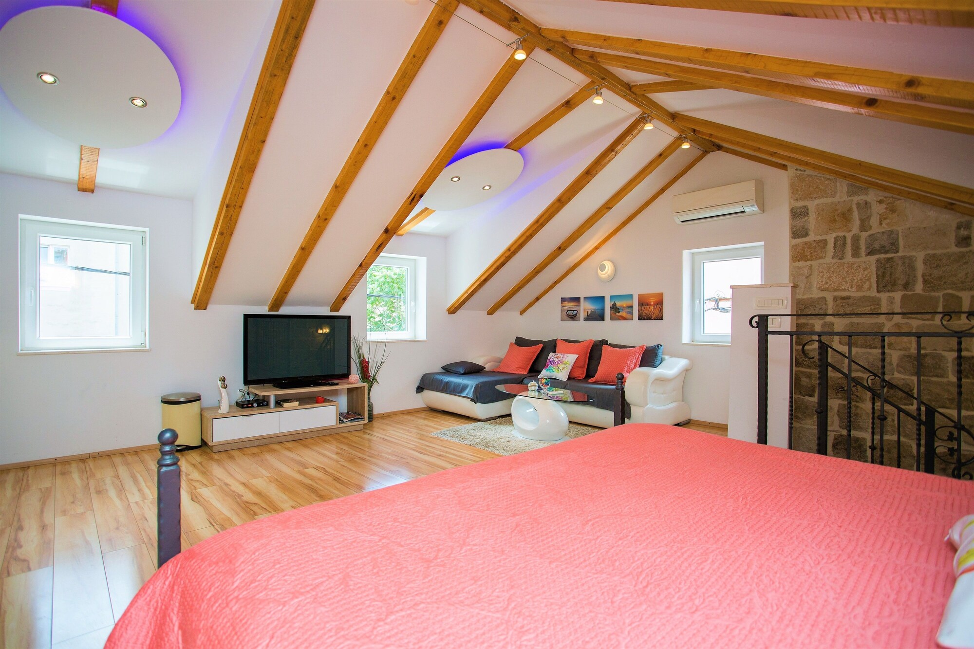 DELUXE, KING BED
