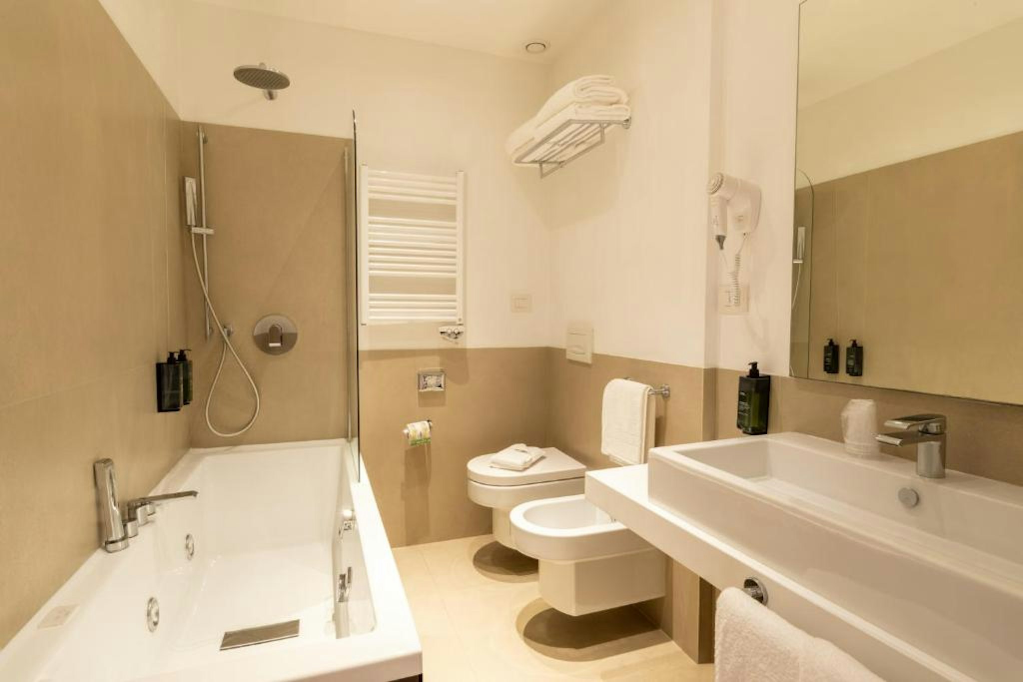 LIFE HOTEL 22/26