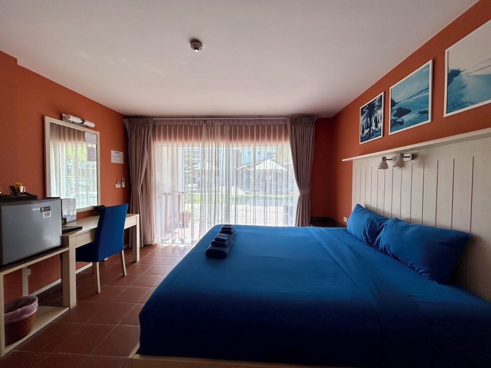 ROOM, POOL ACCESS, ACCESSIBLE