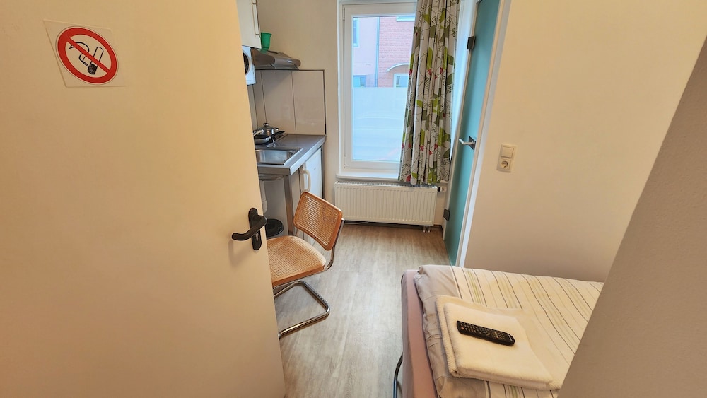 B & L Hostel 33/50
