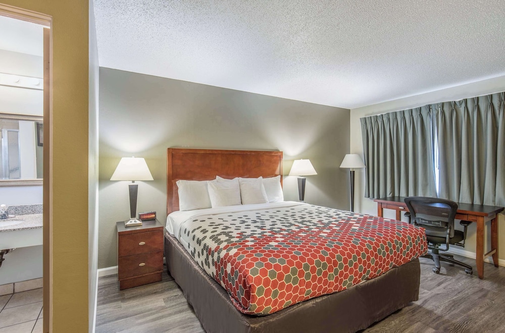 Econo Lodge Inn & Suites Yreka, CA 17/50
