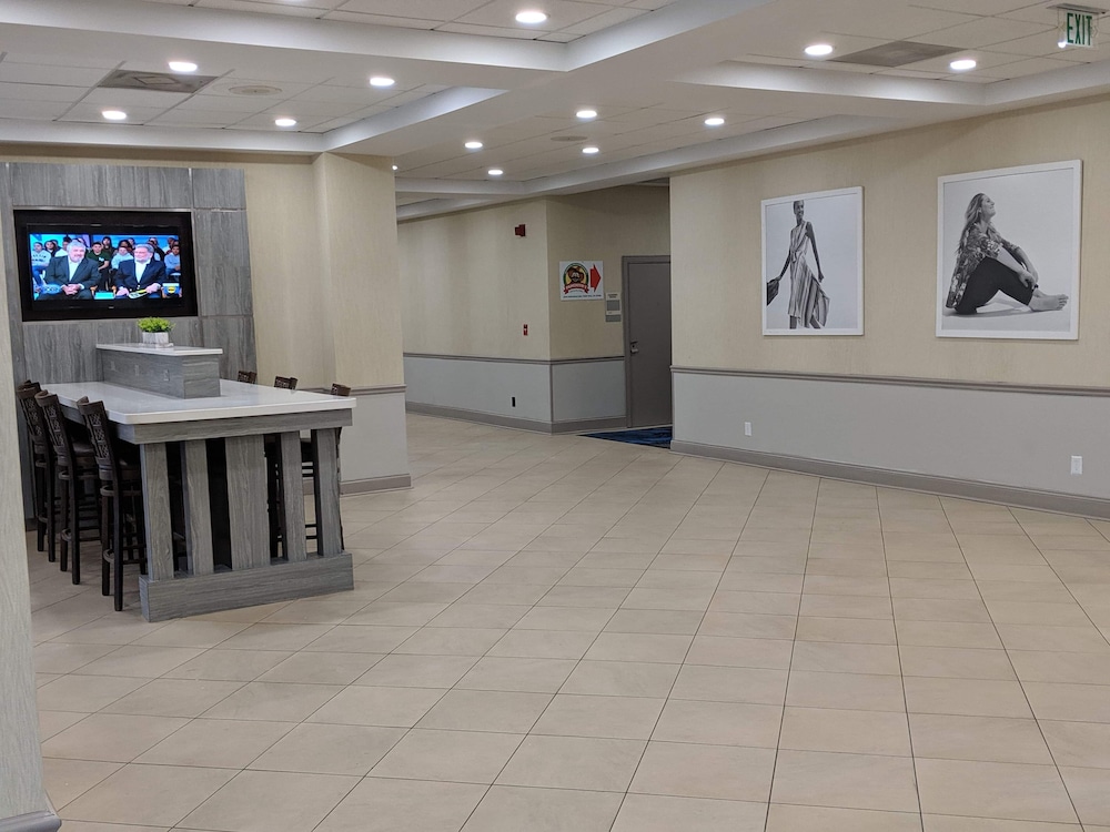 Clarion Hotel Fort Mill Near Amusement Park 23/35