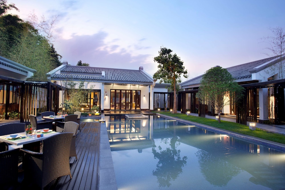 Banyan Tree Tengchong 3/81