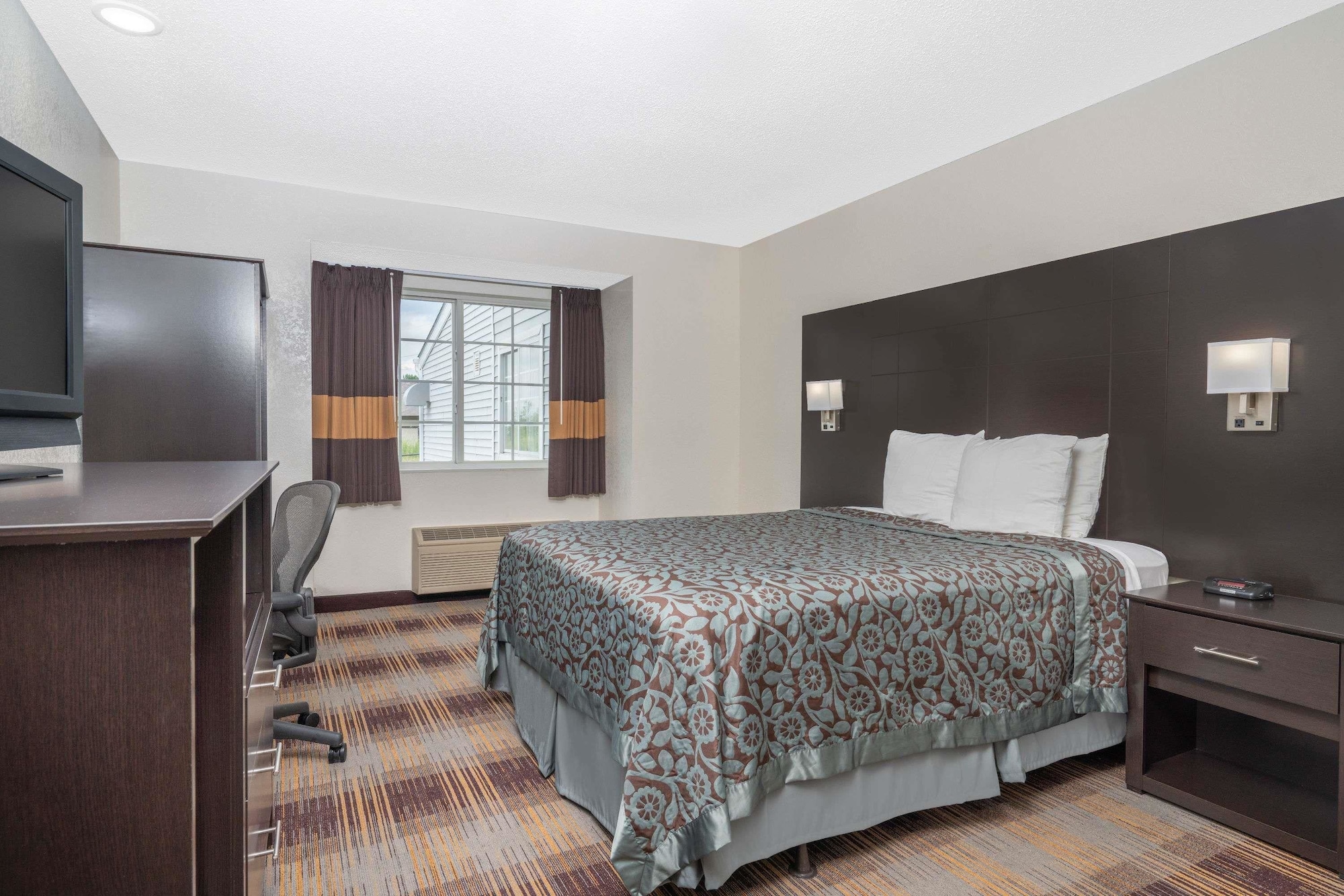 Standard, Queen Bed, Accessible