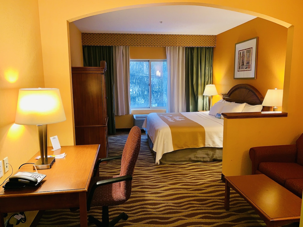 Days Inn & Suites by Wyndham Albany 37/48