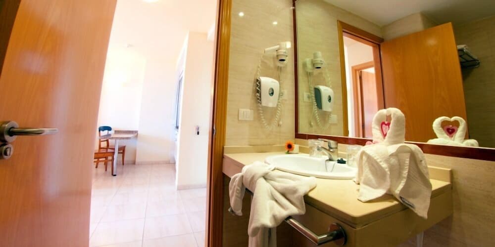 Hotel Las Olas 50/50