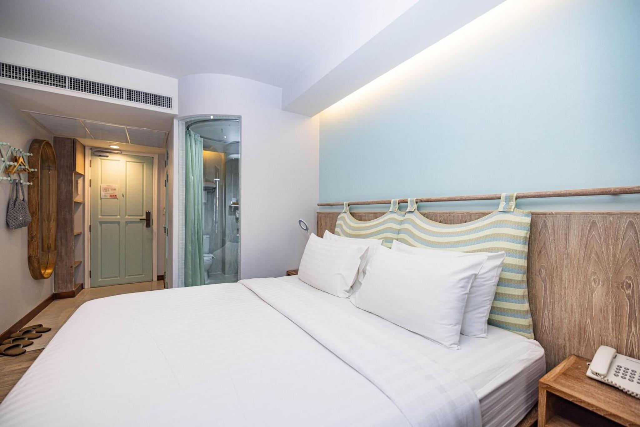 Deluxe, Double or Twin Bed, Pool Access