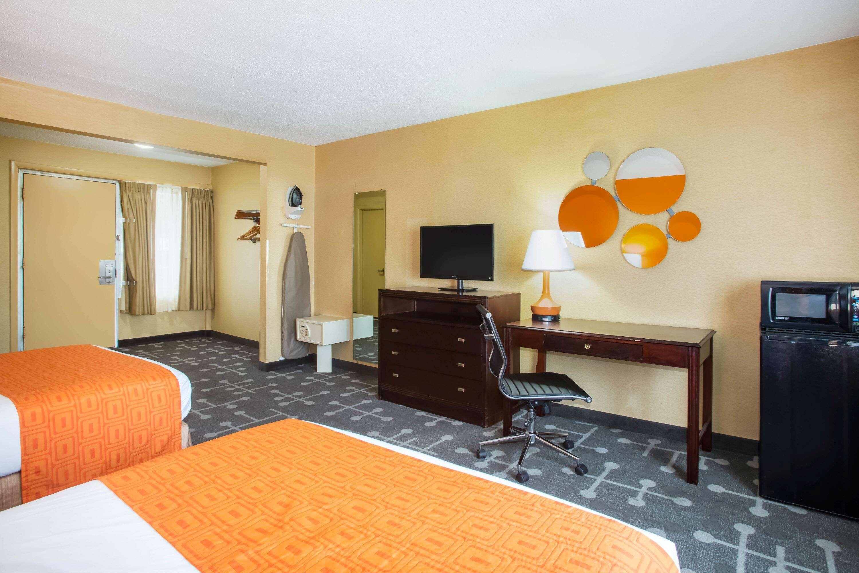 Howard Johnson Inn College Park 7/10