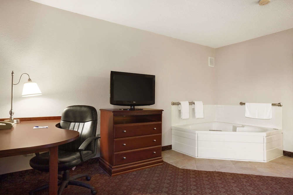 Baymont by Wyndham Sioux Falls Near West 41st Street 17/20