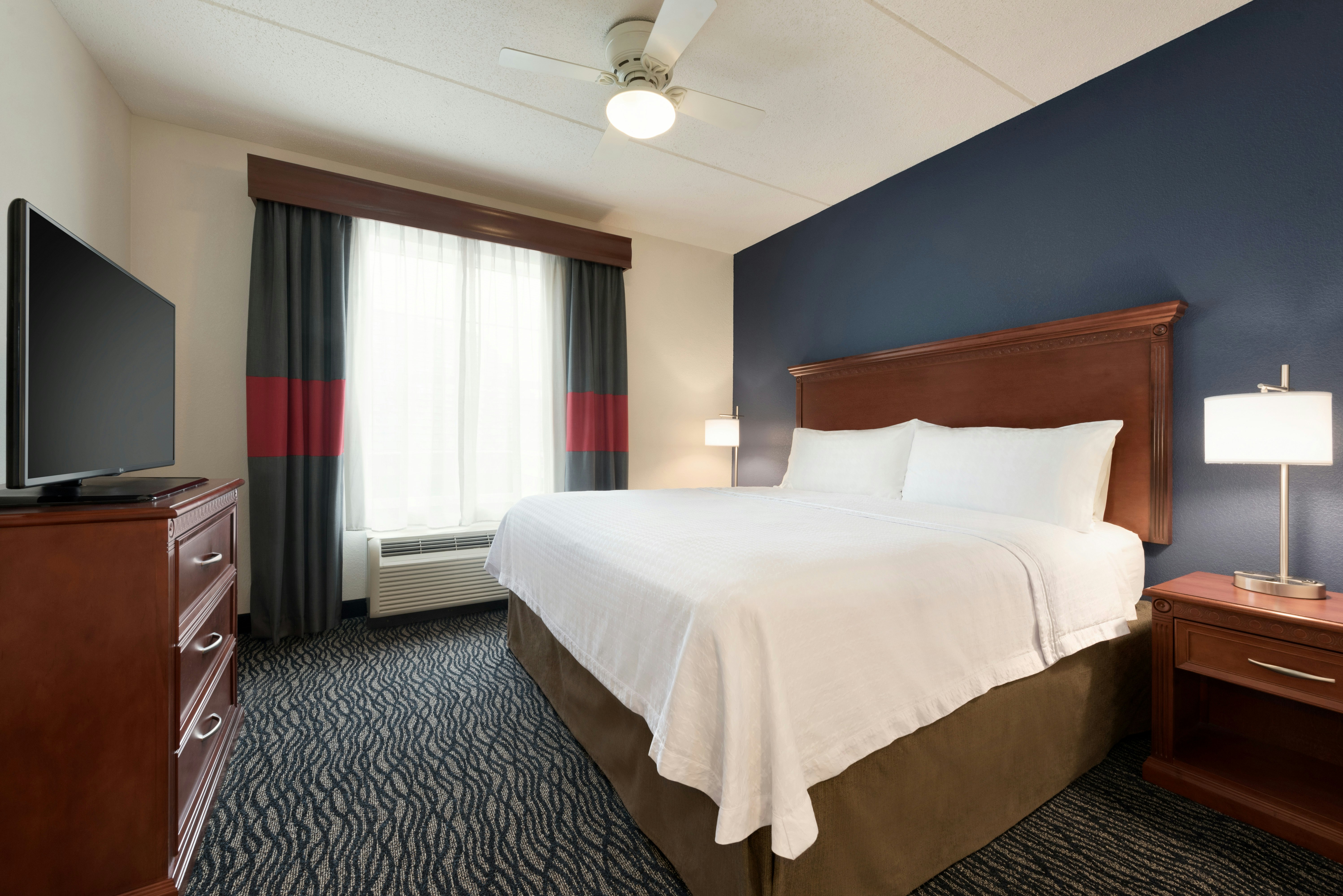 SUITE, KING BED, ACCESSIBLE